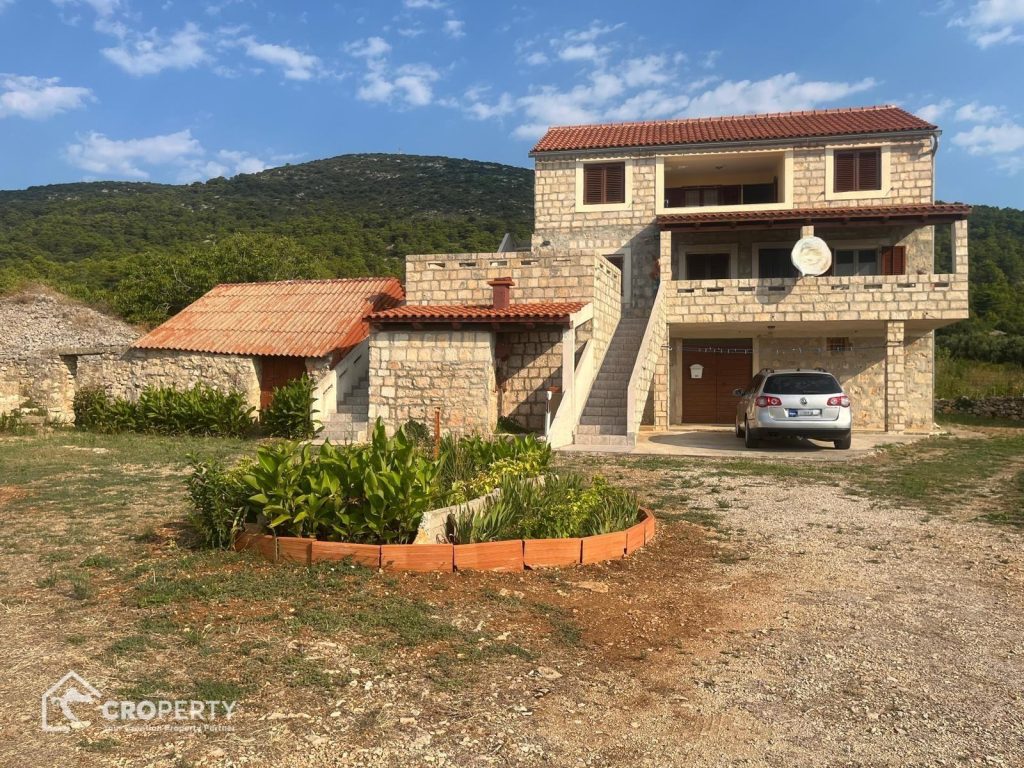 uredena samostojeca kamena kuca maslinikom komiza slika 258818565