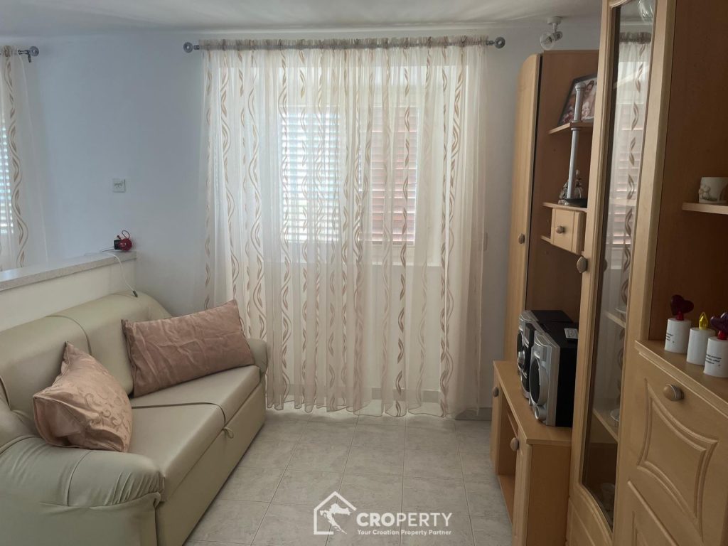 uredena samostojeca kamena kuca maslinikom komiza slika 258818572